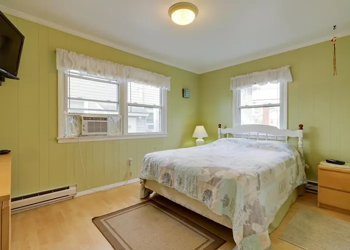 The English Condo Rental W And Beach And Bay Access!
